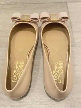 NEW Salvatore Ferragamo Varina Patent Leather Bow Ballet Flat in Beige Size US 6